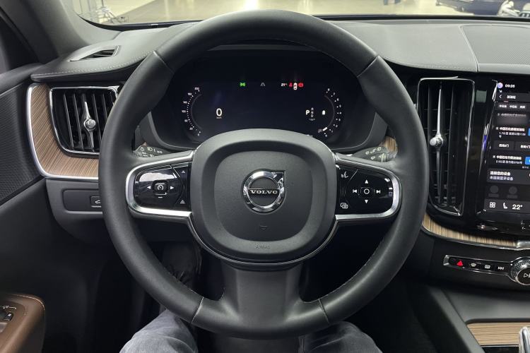 Used Volvo XC60 2023 B5 4x4 Smart Luxury Edition Interior 2