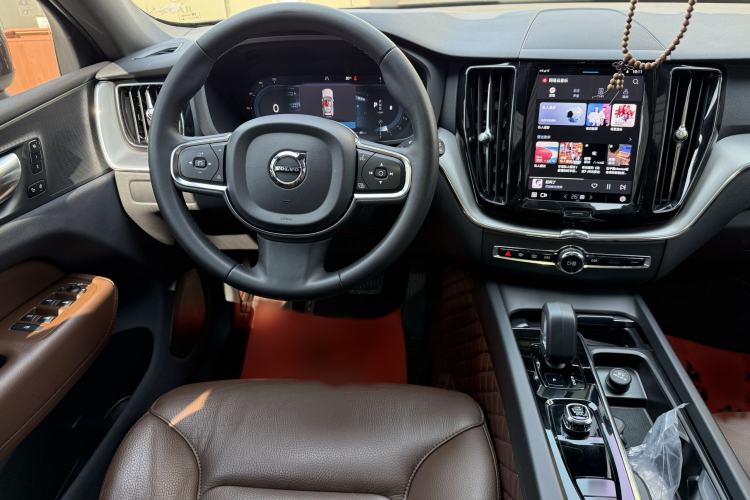 Used Volvo XC60 2023 B5 4x4 Smart Luxury Edition Interior 2