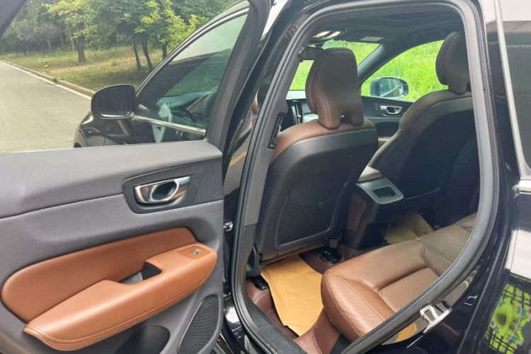 Used Volvo XC60 2023 B5 4x4 Smart Luxury Edition Interior 2