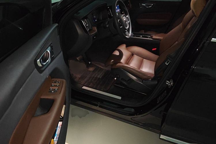 Used Volvo XC60 2023 B5 4x4 Smart Luxury Edition Interior 3