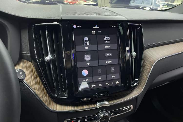 Used Volvo XC60 2023 B5 4x4 Smart Luxury Edition Interior 3