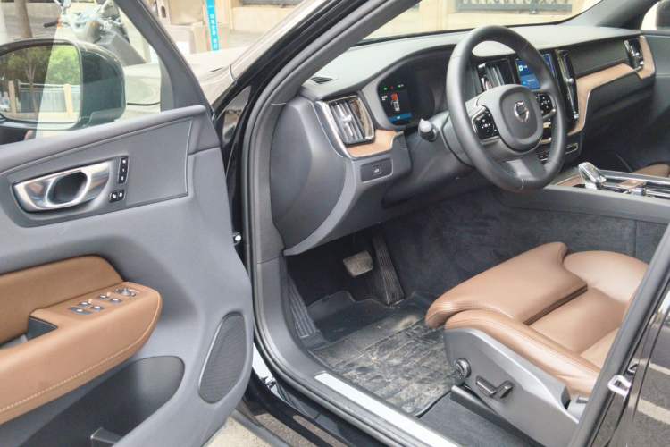 Used Volvo XC60 2023 B5 4x4 Smart Luxury Edition Interior 3