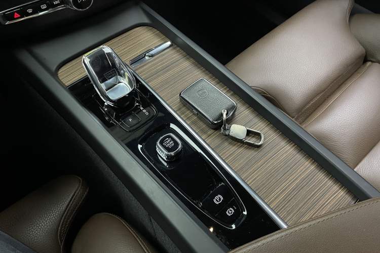 Used Volvo XC60 2023 B5 4x4 Smart Luxury Edition Interior 4