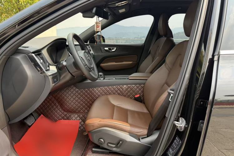 Used Volvo XC60 2023 B5 4x4 Smart Luxury Edition Interior 4