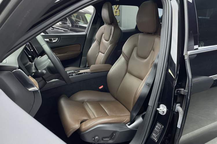 Used Volvo XC60 2023 B5 4x4 Smart Luxury Edition Interior 5