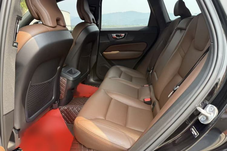 Used Volvo XC60 2023 B5 4x4 Smart Luxury Edition Interior 5