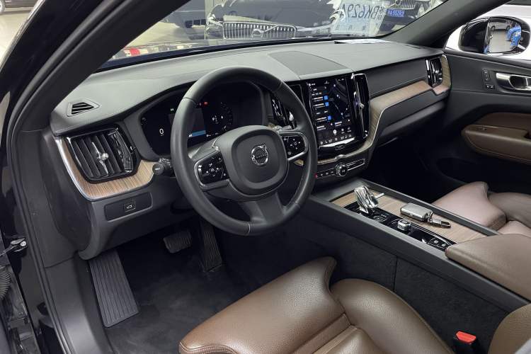 Used Volvo XC60 2023 B5 4x4 Smart Luxury Edition Interior 6