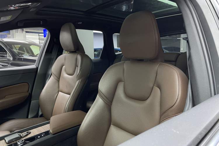 Used Volvo XC60 2023 B5 4x4 Smart Luxury Edition Interior 7