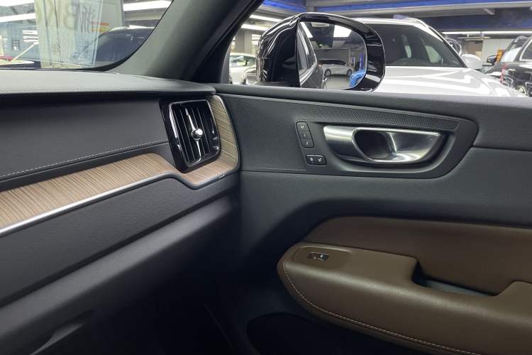 Used Volvo XC60 2023 B5 4x4 Smart Luxury Edition Interior 8