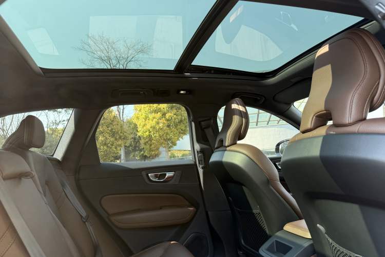 Used Volvo XC60 2023 B5 4x4 Smart Luxury Edition Interior 8