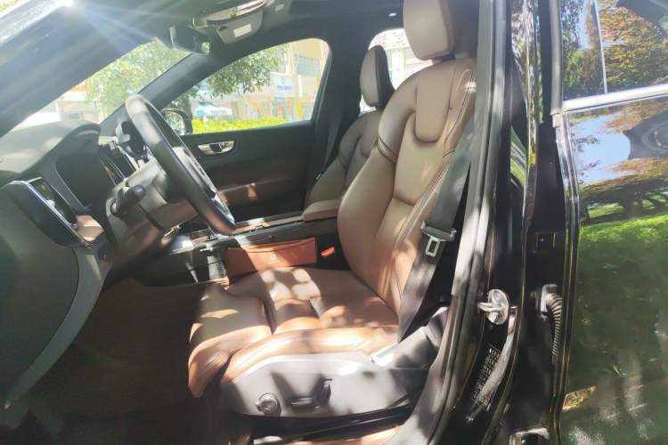 Used Volvo XC60 2023 B5 4x4 Smart Luxury Edition Left Front Seat