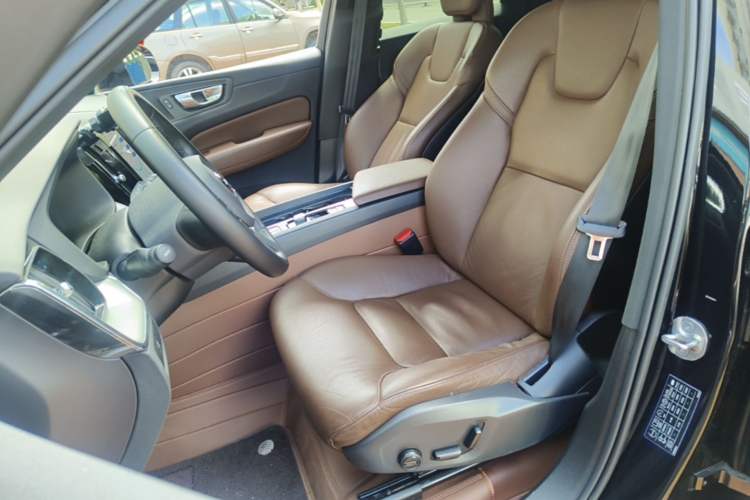 Used Volvo XC60 2023 B5 4x4 Smart Luxury Edition Left Front Seat