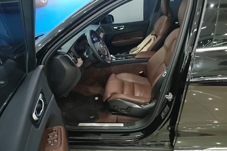 Used Volvo XC60 2023 B5 4x4 Smart Luxury Edition Left Front Seat