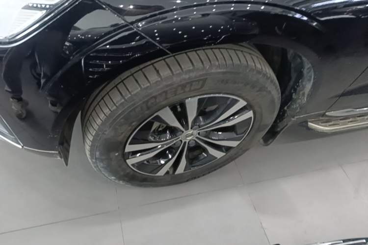 Used Volvo XC60 2023 B5 4x4 Smart Luxury Edition Left Front Wheel Hub