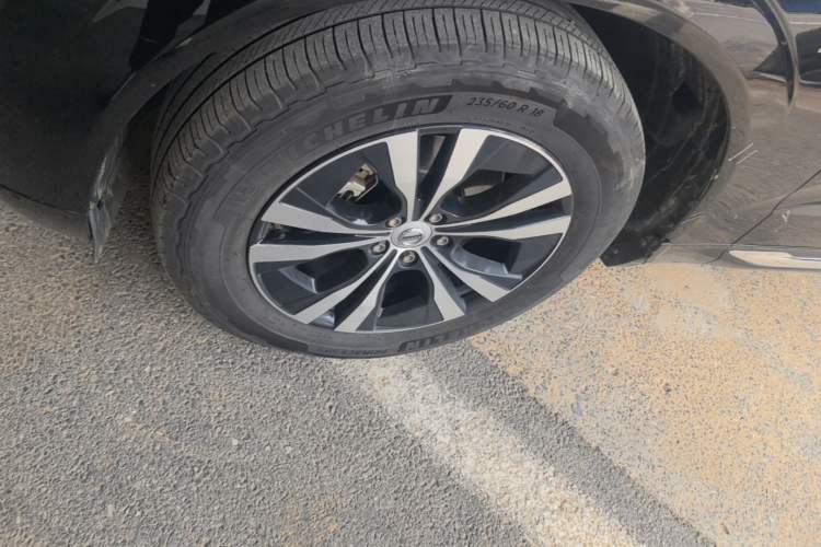 Used Volvo XC60 2023 B5 4x4 Smart Luxury Edition Left Front Wheel Hub
