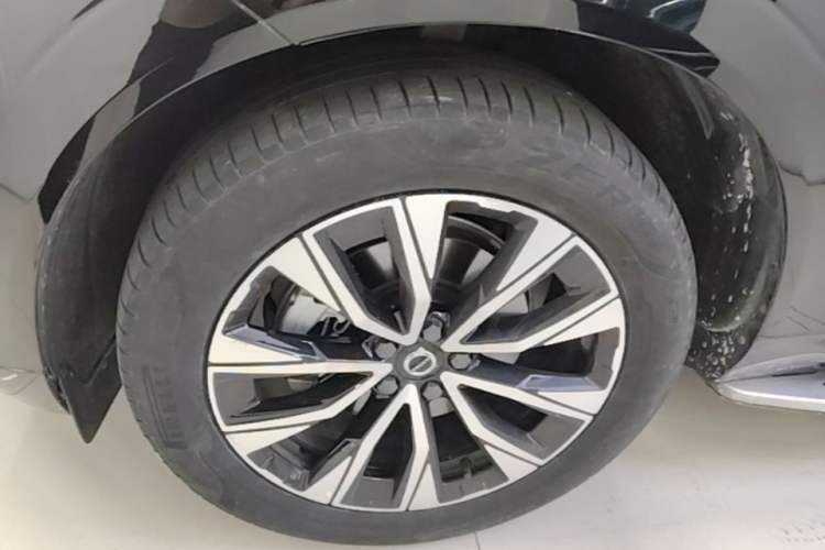Used Volvo XC60 2023 B5 4x4 Smart Luxury Edition Left Front Wheel Hub