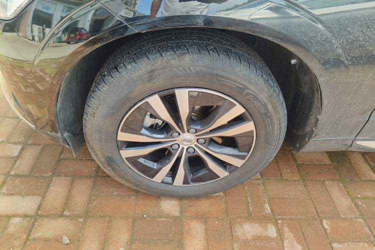 Used Volvo XC60 2023 B5 4x4 Smart Luxury Edition Left Front Wheel Hub