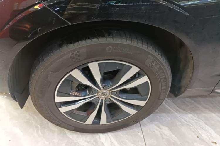 Used Volvo XC60 2023 B5 4x4 Smart Luxury Edition Left Front Wheel Hub