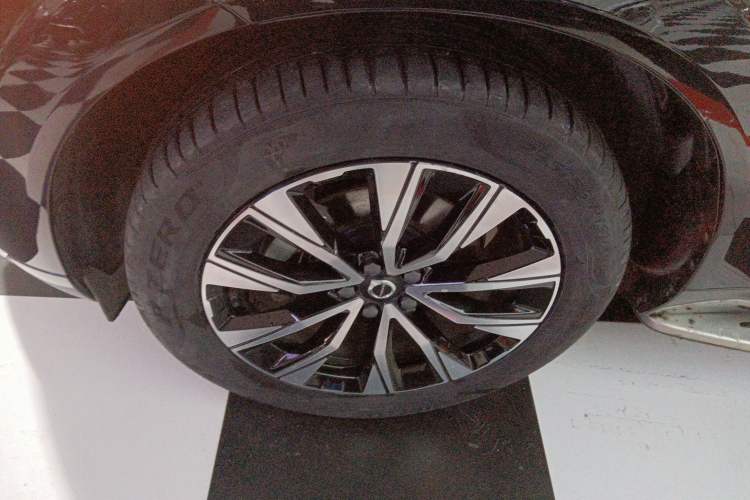 Used Volvo XC60 2023 B5 4x4 Smart Luxury Edition Left Front Wheel Hub