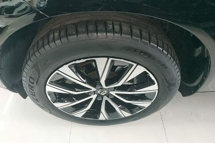Used Volvo XC60 2023 B5 4x4 Smart Luxury Edition Left Front Wheel Hub