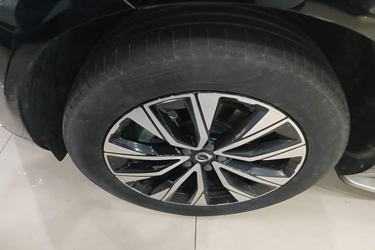 Used Volvo XC60 2023 B5 4x4 Smart Luxury Edition Left Front Wheel Hub