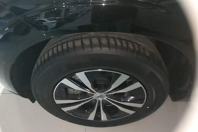 Used Volvo XC60 2023 B5 4x4 Smart Luxury Edition Left Front Wheel Hub
