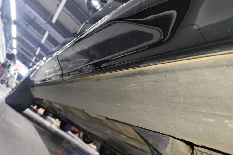 Used Volvo XC60 2023 B5 4x4 Smart Luxury Edition Left Side Sill