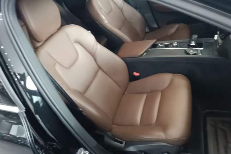 Used Volvo XC60 2023 B5 4x4 Smart Luxury Edition Right Front Seat