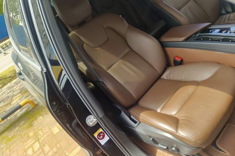 Used Volvo XC60 2023 B5 4x4 Smart Luxury Edition Right Front Seat