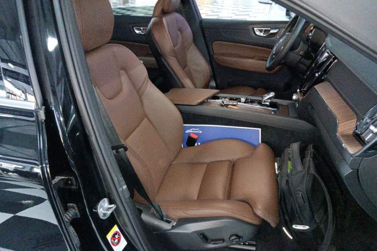 Used Volvo XC60 2023 B5 4x4 Smart Luxury Edition Right Front Seat