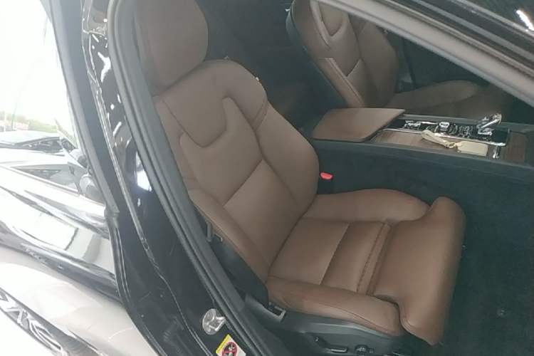 Used Volvo XC60 2023 B5 4x4 Smart Luxury Edition Right Front Seat