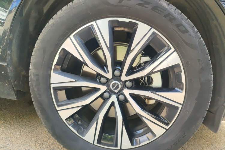 Used Volvo XC60 2023 B5 4x4 Smart Luxury Edition Right Front Wheel Hub