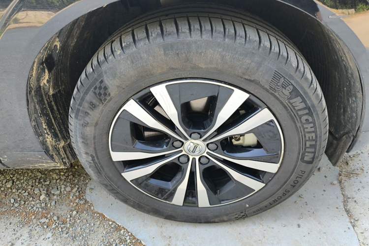 Used Volvo XC60 2023 B5 4x4 Smart Luxury Edition Right Front Wheel Hub