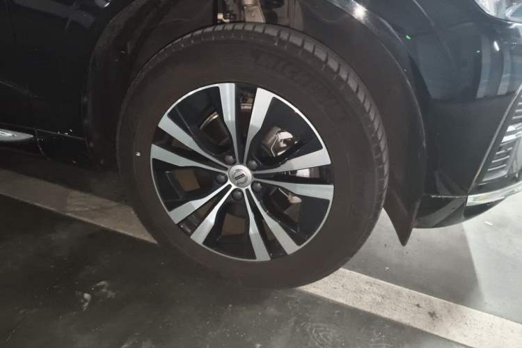 Used Volvo XC60 2023 B5 4x4 Smart Luxury Edition Right Front Wheel Hub