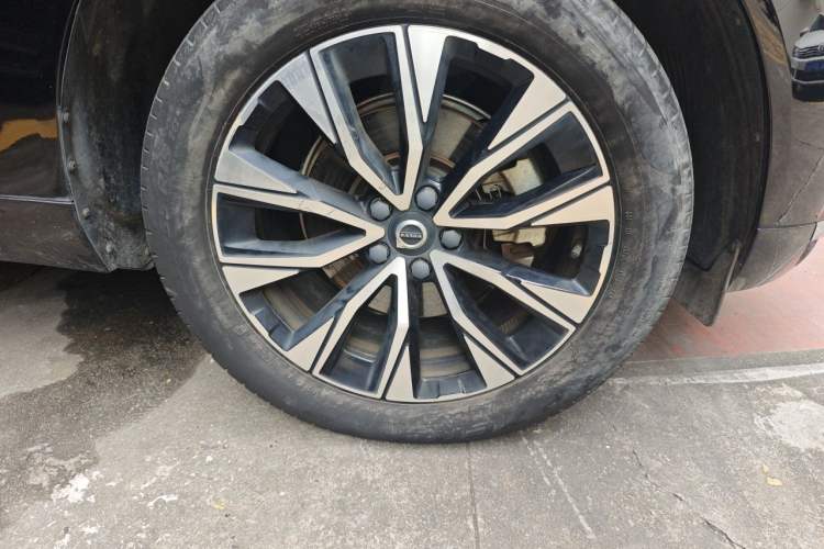 Used Volvo XC60 2023 B5 4x4 Smart Luxury Edition Right Front Wheel Hub