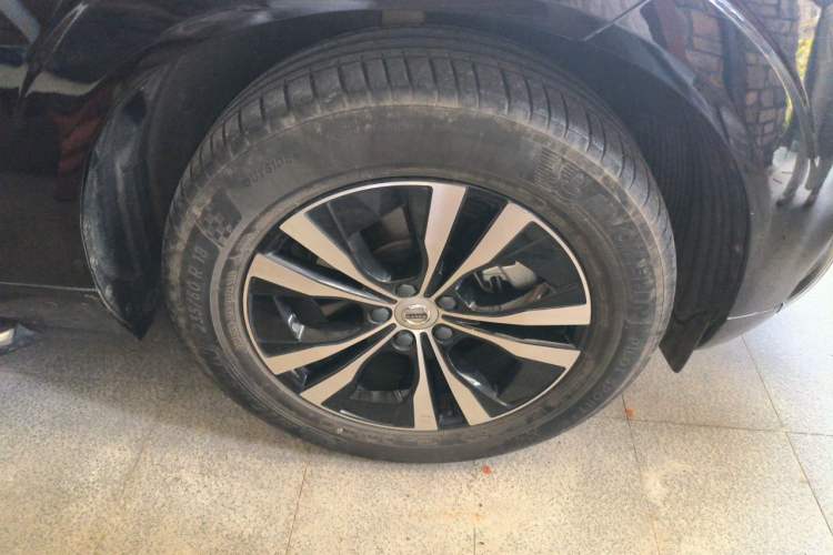 Used Volvo XC60 2023 B5 4x4 Smart Luxury Edition Right Front Wheel Hub