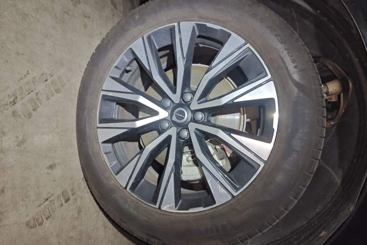 Used Volvo XC60 2023 B5 4x4 Smart Luxury Edition Right Front Wheel Hub