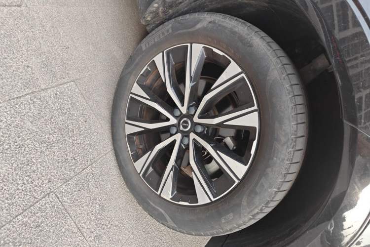 Used Volvo XC60 2023 B5 4x4 Smart Luxury Edition Right Front Wheel Hub