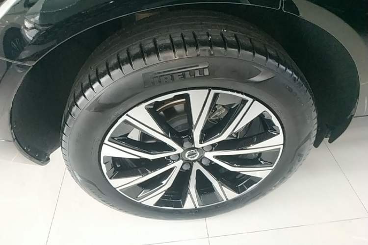 Used Volvo XC60 2023 B5 4x4 Smart Luxury Edition Right Rear Wheel Hub