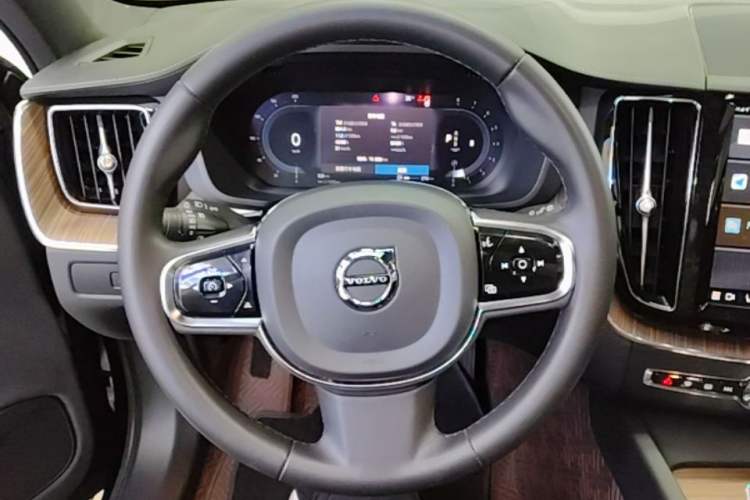 Used Volvo XC60 2023 B5 4x4 Smart Luxury Edition Steering Wheel