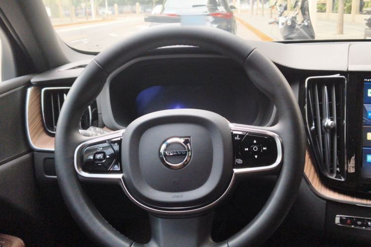 Used Volvo XC60 2023 B5 4x4 Smart Luxury Edition Steering Wheel