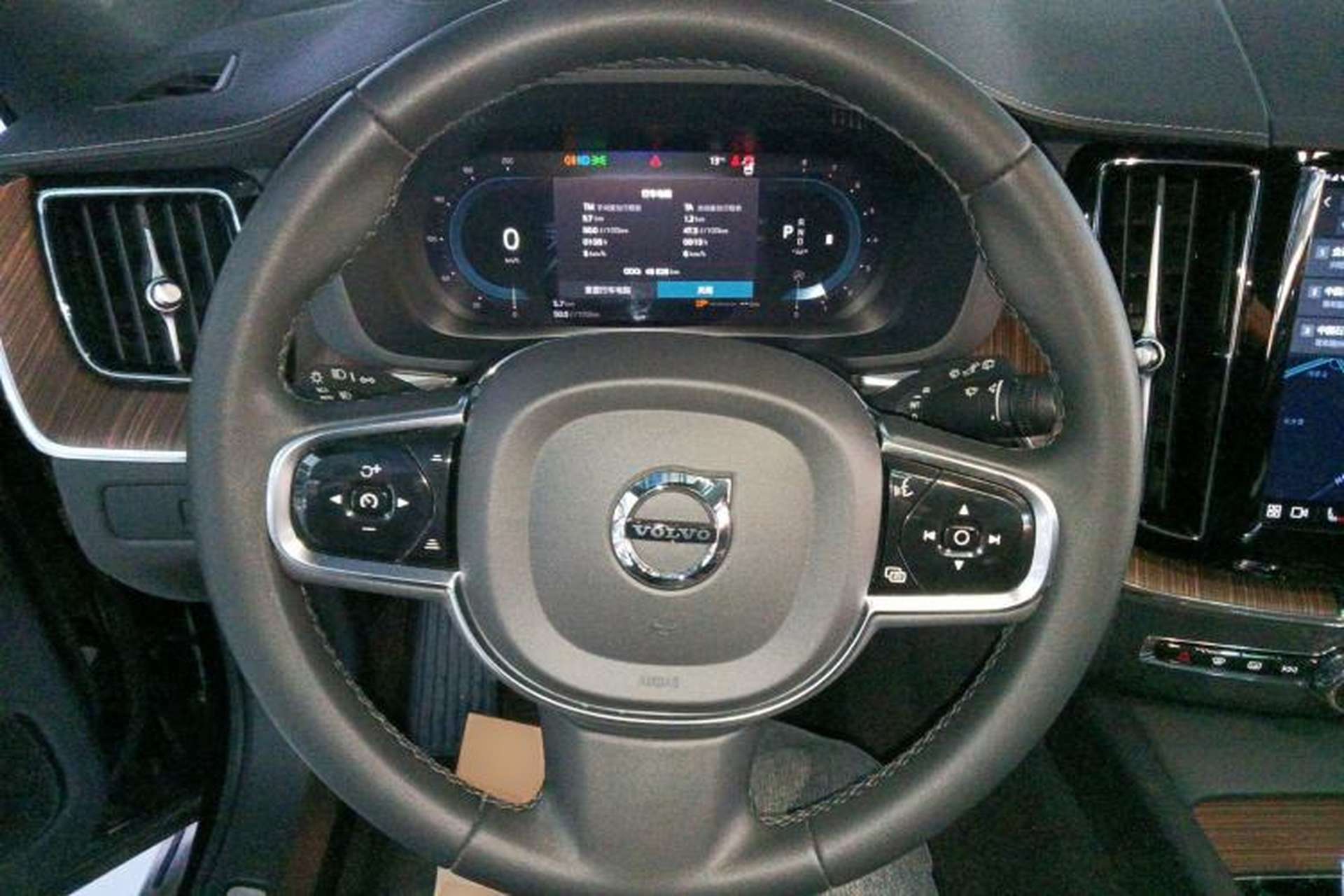 Used Volvo XC60 2023 B5 4x4 Smart Luxury Edition Steering Wheel