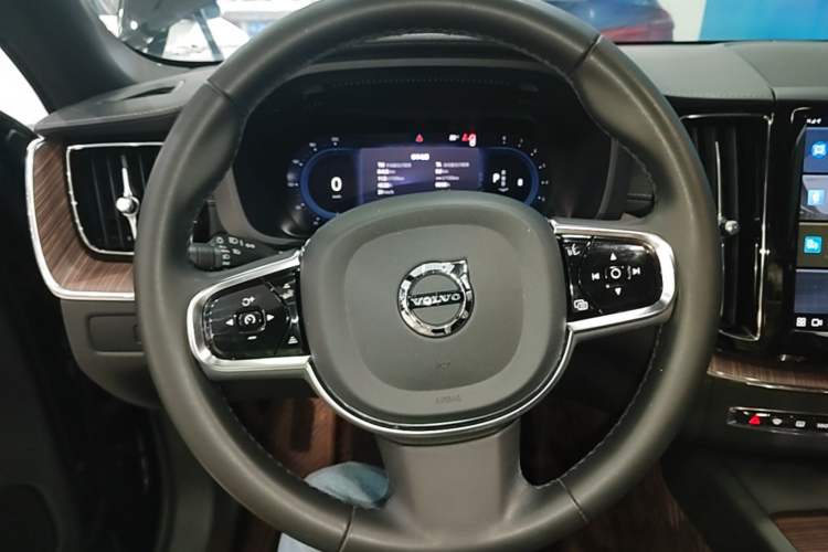 Used Volvo XC60 2023 B5 4x4 Smart Luxury Edition Steering Wheel