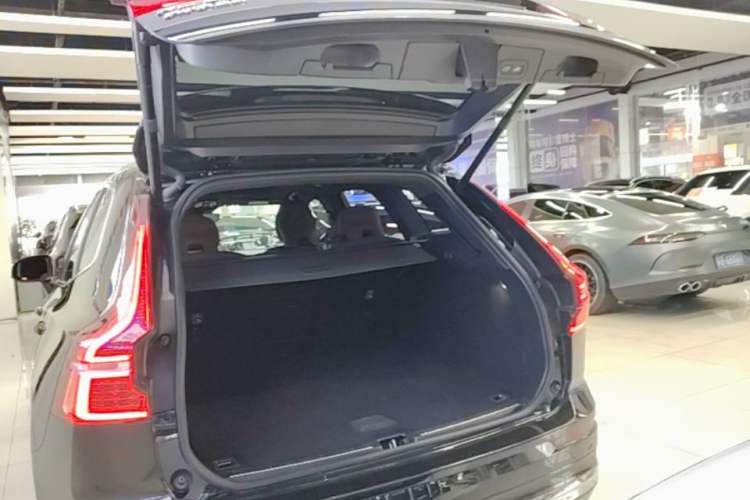 Used Volvo XC60 2023 B5 4x4 Smart Luxury Edition Trunk
