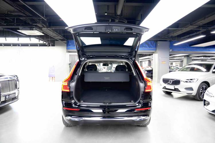 Used Volvo XC60 2023 B5 4x4 Smart Luxury Edition Trunk
