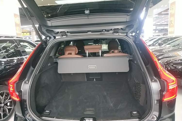 Used Volvo XC60 2023 B5 4x4 Smart Luxury Edition Trunk