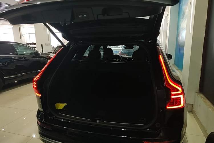 Used Volvo XC60 2023 B5 4x4 Smart Luxury Edition Trunk