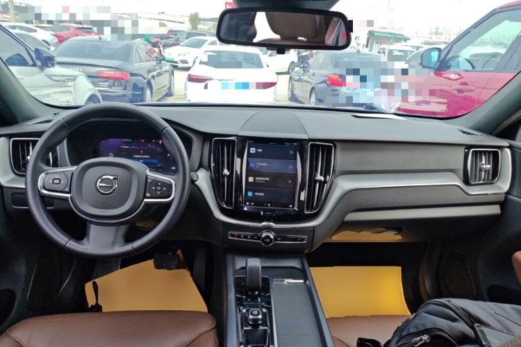 Used Volvo XC60 2023 B5 4x4 Smart Luxury Edition Center Console