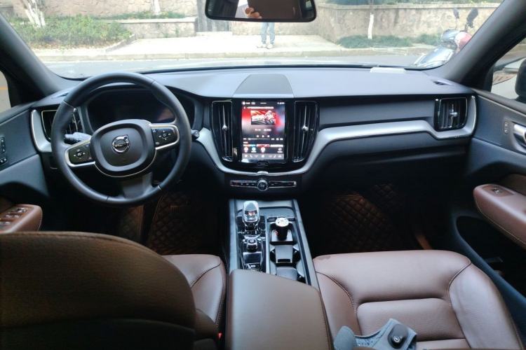 Used Volvo XC60 2023 B5 4x4 Smart Luxury Edition Center Console