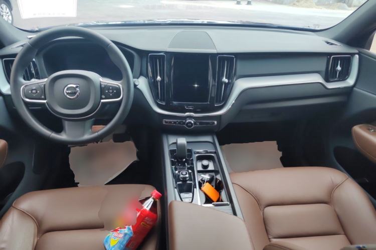 Used Volvo XC60 2023 B5 4x4 Smart Luxury Edition Center Console